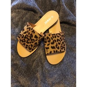 Anna Leopard Slides